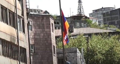 Flag of Nagorno-Karabakh has been raised on the territory of the Yerevan Medical University. Screenshot: https://www.youtube.com/watch?v=mQbaDpkiOR4