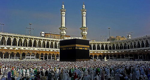 Pilgrims circumambulate the Kaaba. Photo: Muhammad Mahdi Karim https://ru.wikipedia.org