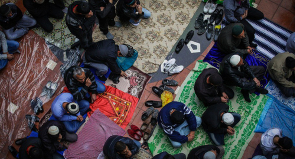 Believers in a mosque. Photo by Nina Zotina, Yuga.ru