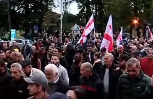 The supporters of Saakashvili at a protest action. Screenshot of the video https://rustavi2.ge/ka/news/228667