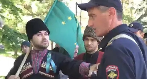 Policeman talks with participants of a mourning march in Nalchik, May 21, 2022. Screenshot: https://vk.com/adygheheku?z=video-40741633_456239125%2Fe62b4e6f2507cf5553%2Fpl_wall_-40741633