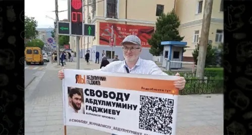 Solo picket in support of Abdulmumin Gadjiev. Makhachkala, May 23, 2022. Screenshot: https://t.me/chernovik/30983