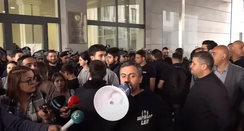 Activists block a government building of the Ministry of Foreign Affairs of Armenia. Image made from video posted by NEWS AM:  https://www.youtube.com/watch?v=L3eU-kSex74