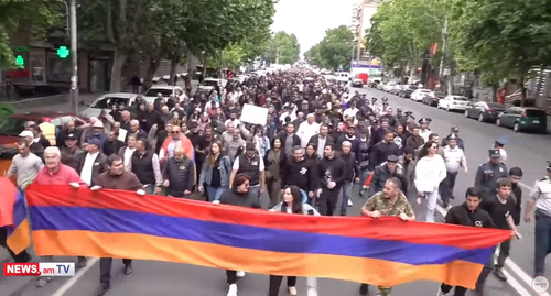 The march of the "Resistance" movement from France Square reaches the building of the Ministry of Foreign Affairs in Yerevan. Image made from video posted by NEWS AM: https://www.youtube.com/watch?v=L3eU-kSex74