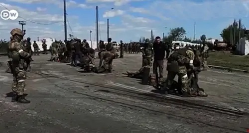 Militaries of the Azov battalion surrender. Screenshot: https://www.youtube.com/watch?v=HpvYUCTN1j0