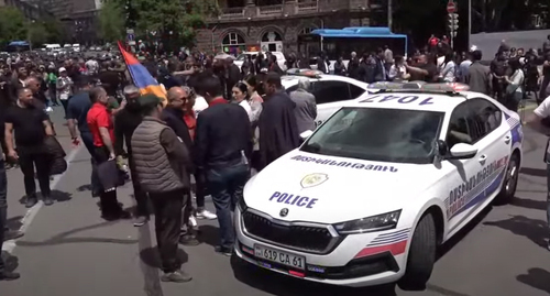 Opposition blocks the residence of the President of Armenia in Yerevan. Image made from video posted by NEWS AM:  https://www.youtube.com/watch?v=L3eU-kSex74