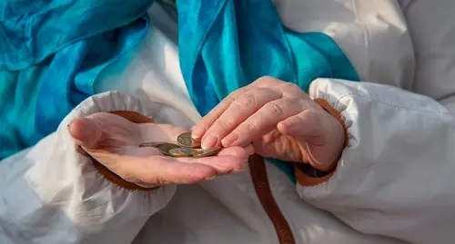 A pensioner holds money in her hands. Photo courtesy of Nina Tumanova