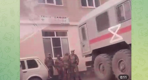 Law enforcers from the National Guard of Russia arrive in the Botlikh District after a mass fight occurred near the Central District Hospital. Screenshot: https://t.me/mash_gor/1832