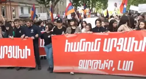 Marchers in Stepanakert. Screenshot of the video on the Yerevan Today Live YouTube channel https://www.youtube.com/watch?v=CFXr9n31Bws