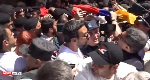 Clashes of the opposition supporters and law enforcers during the march to the government buildings in Yerevan. Screenshot of the video by the NEWS.AM https://www.youtube.com/watch?v=wtoZXaN7yo4