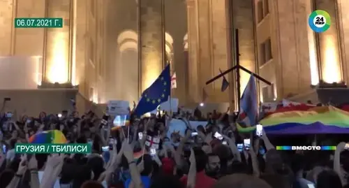 The LGBT flag at a rally in support of the journalists injured during the clashes with the opponents of the gay parade, July 6, 2021. Screenshot of the video https://www.youtube.com/watch?v=xwNJEfBNwmY