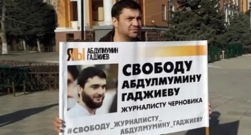 Founder of ‘Chernovik’ Magdi Kamalov holds a solo picket in support of Abdulmumin Gadjiev. Photo: https://chernovik.net