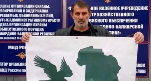 Bagaudin Myakiev holds a picket. Screenshot: https://t.me/fortangaorg/12243