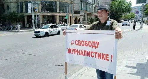 Magdy Kamalov, the founder of the newspaper  “Chernovik”, at a solo picket. Makhachkala, June 13, 2022. Photo from the Telegram channel of the “Chernovik” https://t.me/chernovik/32115