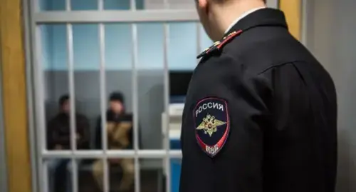 The policeman and detainees. Photo by Yelena Sineok, Yuga.ru