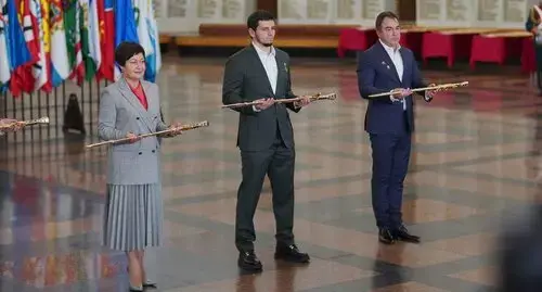 Khas-Magomed Kadyrov, the Grozny Mayor (in the center), is awarded with the commemorative "Sword of Victory." Photo: press service of the administration of Grozny https://grozmer.ru/images/photos/article3899.jpg