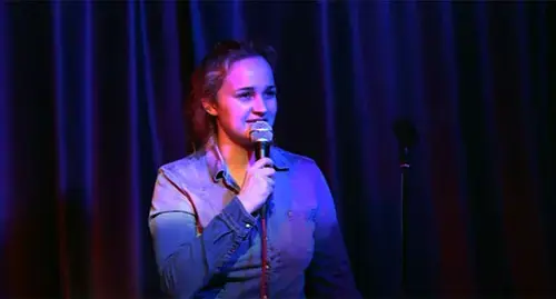 The stand-up comedian Tatiana Schukina. Screenshot of the video https://www.youtube.com/watch?v=fj6I3YRW7e8