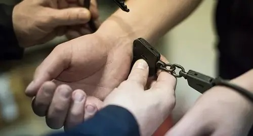 Handcuffs. Photo by Elena Sineok, Yuga.ru