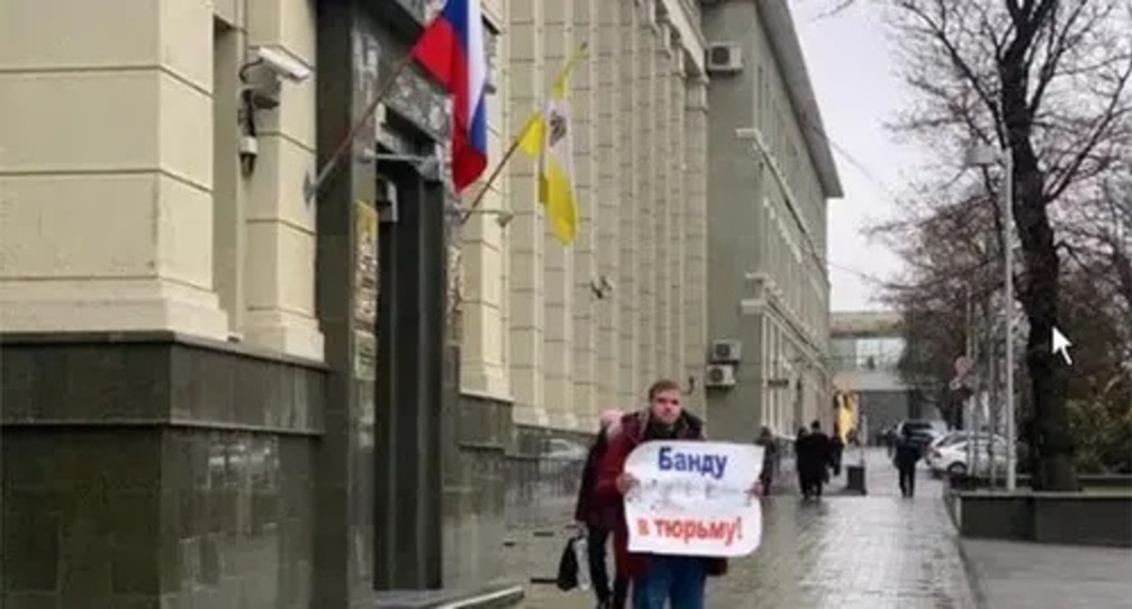 Mikhail Shevchenko holds a solo picket in Stavropol, December 20, 2022. Photo courtesy of a eyewitness of the event who preferred to remain anonymous 