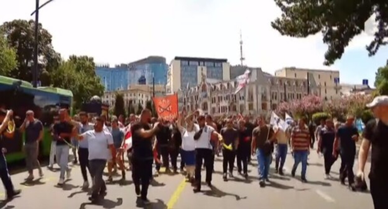 Participants to the action against the LGBT Week in Tbilisi, July 2, 2022. Screenshot of the video https://www.youtube.com/watch?v=qdiU3rAa69U
