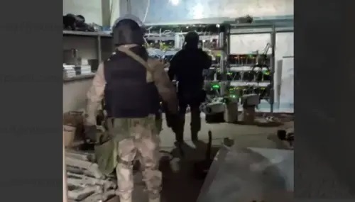 Law enforcers at a mining farm. Image made from video posted by ‘Chernovik’ Telegram-Channel; July 2, 2022, https://t.me/chernovik/33276