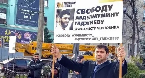 Magdi Kamalov, the founder of the "Chernovik" outlet, holds a solo picket in support of Abdulmumin Gadjiev, Makhachkala, November 11, 2019. Photo by Ilyas Kapiev for the Caucasian Knot