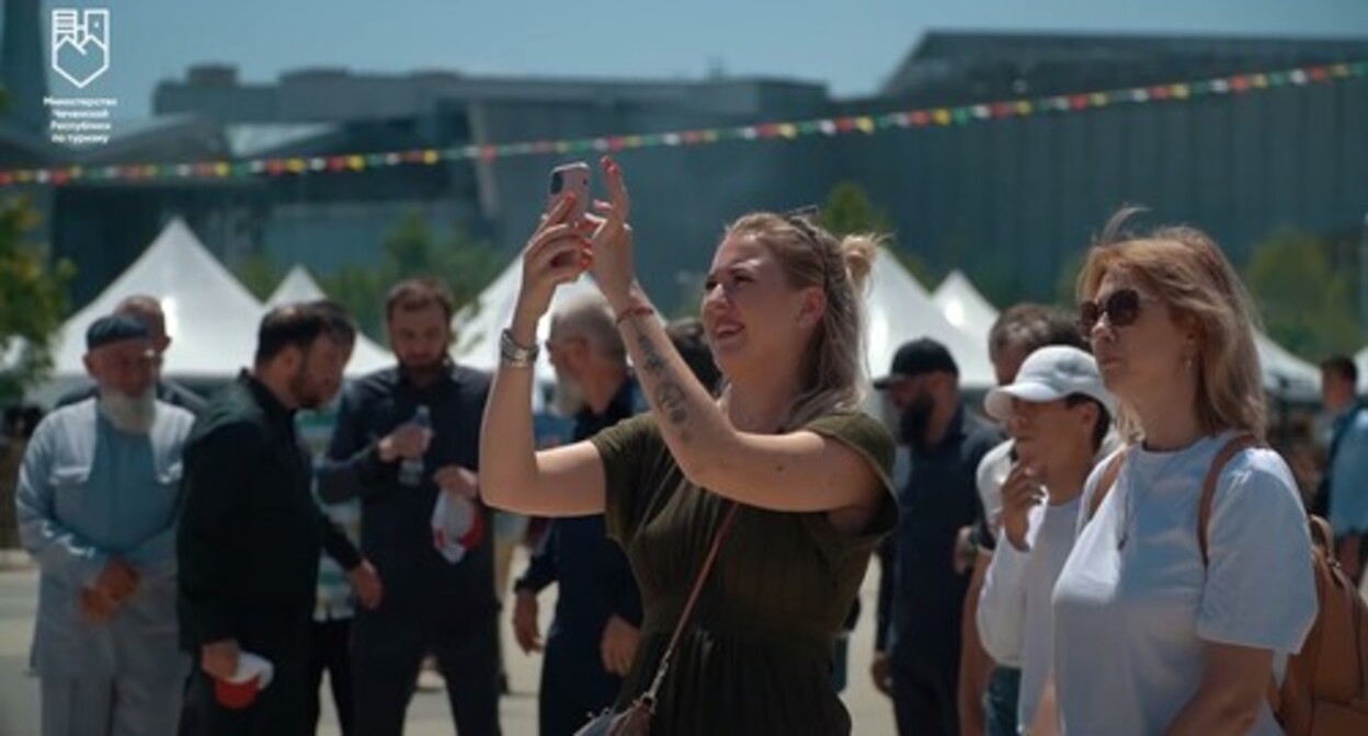 Tourists in Grozny. Screenshot: https://www.youtube.com/watch?v=HxYJlYXW4uc