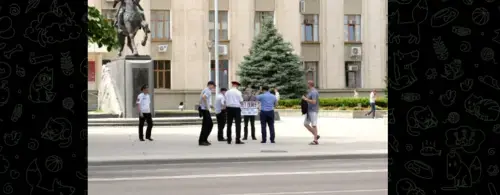The police detained Alexander Aksyonov from Krasnodar. Screenshot of the video https://t.me/ovdinfolive/11407