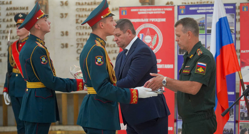 Orders of Courage handed over to the parents of the militaries from Volgograd perished in Ukraine. Photo https://bloknot-volgograd.ru/news/slezy-muzhchiny-pod-gimn-rossii-v-volgograde-pered