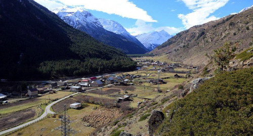 The village of Tegenekli in the Elbrus District. Photo: Muslimbek07 https://ru.wikipedia.org/wiki/Тегенекли#/media/Файл:Tegenekli.jpg