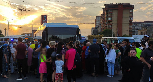 Residents of Makhachkala block the traffic in the Reduktorny neighbourhood, July 18, 2022. Photo by Rasul Magomedov for the Caucasian Knot