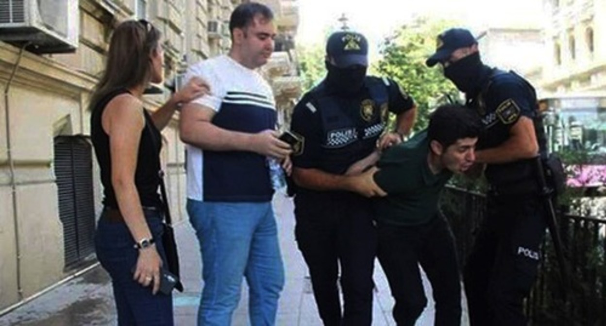 Detention of an activist. Photo: http://www.massa.az/news/ru/18038/aktivist-partii-musavat-arestovan-za-nepodchinenie-policii