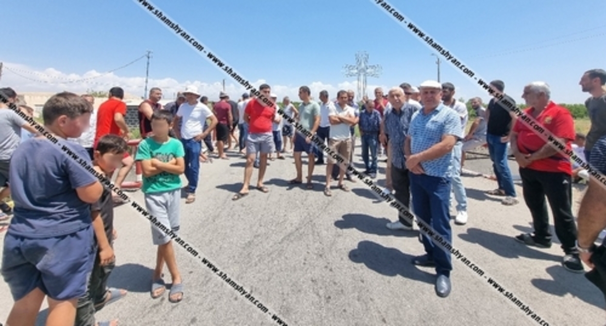 Protest action in the village of Djrashen, July 31, 2022. Photo: https://img.shamshyan.com/bphotos/2022/07/31/7f298a11301805bcd31d8d5ad7adb6d0.jpg