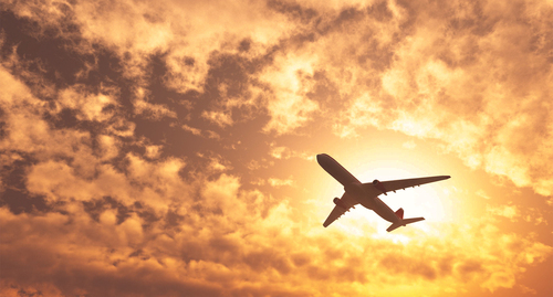 An airplane in the sky. Photo: https://ru.freepik.com/free-photo/plane-passing-by-the-sun-on-a-cloudy-day_999805.htm#query=%D1%81%D0%B0%D0%BC%D0%BE%D0%BB%D0%B5%D1%82&amp;position=28&amp;from_view=search