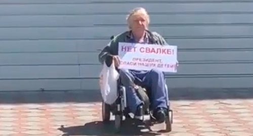 Yuri Trubachov, a Category I disabled person, holds a picket against the landfill in the Poltavskaya rural settlement. Screenshot: https://vk.com/wall-209413558_13701?z=video-209413558_456239954%2F53a059ae2daf853694%2Fpl_post_-209413558_13701
