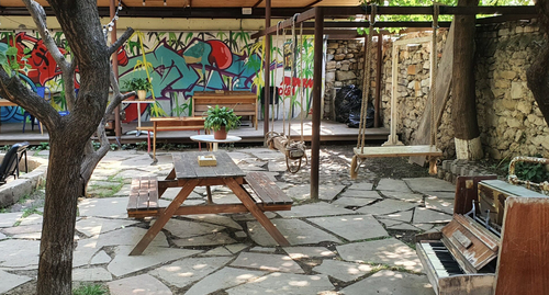 A backyard of the "Dom.15" café in Makhachkala. Photo courtesy of the café’s press service 