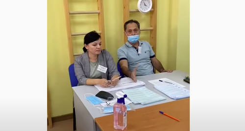 An employee of a polling station in Gelendzhik, who hid the completed ballots. Image made form video posted by Vybory 2022, https://www.youtube.com/watch?v=ZdXYAJq0JOg