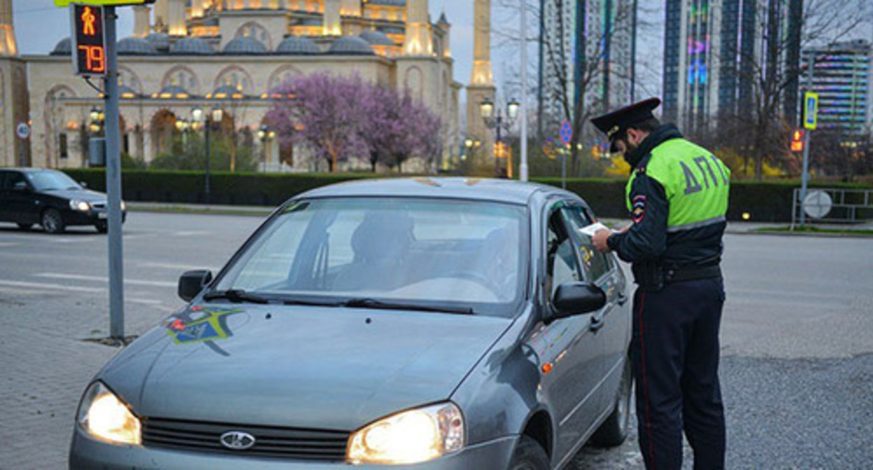 A law enforcer checks driver’s documents in Grozny. Photo: Shamil Maziev/IA ‘Grozny’