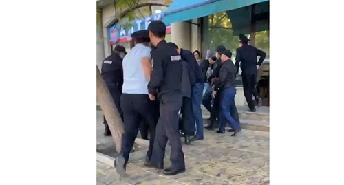 The police detains people at a protest action in Makhachkala on September 26, 2022. Screenshot of the video in the "Podval Dagestana" (Dagestan Basement) Telegram channel