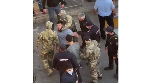 Law enforcers during the detention. Makhachkala, September 26, 2022. Screenshot of the video published on the "Chernovik" (Draft) Telegram channel