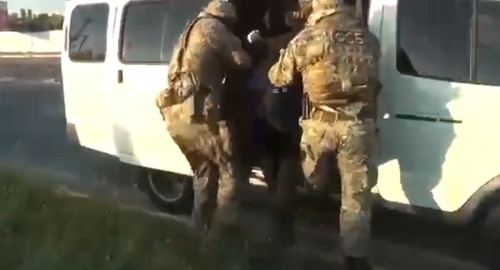 Screenshot of the video of the detention, published by the "Dagestanskaya Pravda" newspaper https://dagpravda.ru/novosti/v-dagestane-zaderzhany-administratory-anonimnyh-telegram-kanalov/