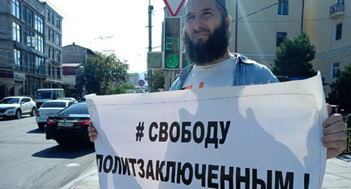 Idris Yusupov held a picket demanding the release of political prisoners.  Makhachkala, September 22, 2022. Photo https://chernovik.net/news/neskolko-zhurnalistov-proveli-odinochnye-pikety-v-makhachkale