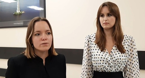 Eva Korneychiuk and Alexandra Baeva (on the left), representatives of the HRC “Memorial”*, after the court session. November 9, 2022. Screenshot of the video posted on the “Polny PTs 2.0” Telegram channel *The organization was included by the Russian Ministry of Justice (MoJ) in the register of NCOs, performing the functions of a foreign agent, and was liquidated by a court’s decision