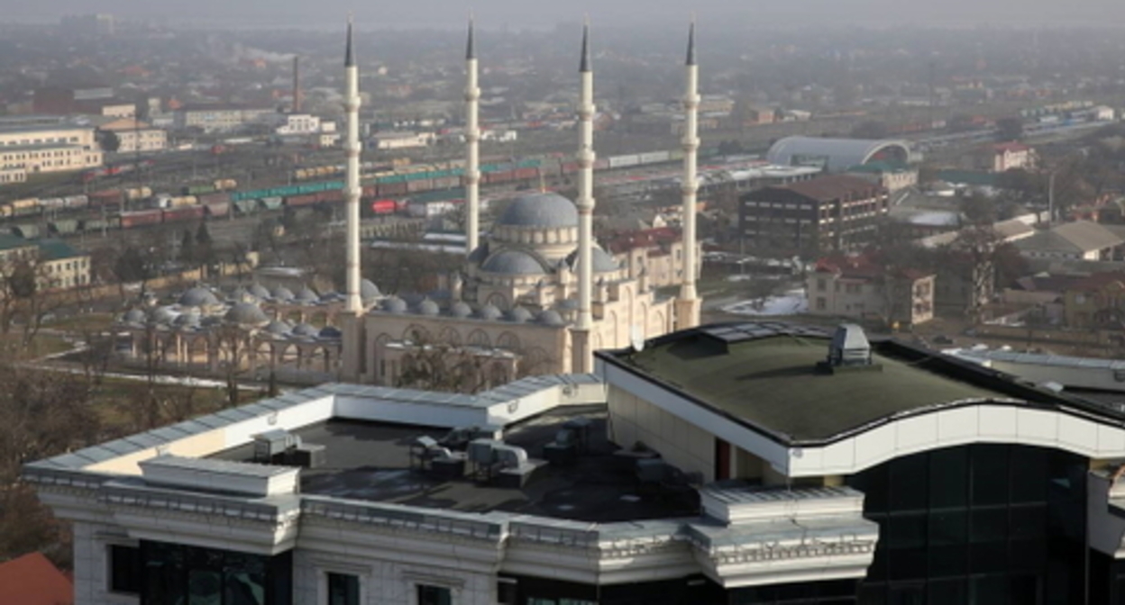 A mosque in Gudermes. Photo: https://ru.wikipedia.org/wiki/%D0%93%D1%83%D0%B4%D0%B5%D1%80%D0%BC%D0%B5%D1%81%D1%81%D0%BA%D0%B0%D1%8F_%D1%81%D0%BE%D0%B1%D0%BE%D1%80%D0%BD%D0%B0%D1%8F_%D0%BC%D0%B5%D1%87%D0%B5%D1%82%D1%8C