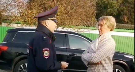 A police officer talks to Natalia Garyaeva. November 16, 2022. Photo courtesy of Vadim Motovilov for the "Caucasian Knot"