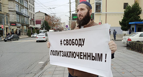 Idris Yusupov during a solo picket. Makhachkala, November 28, 2022. Photo: Telegram channel chernovik.net