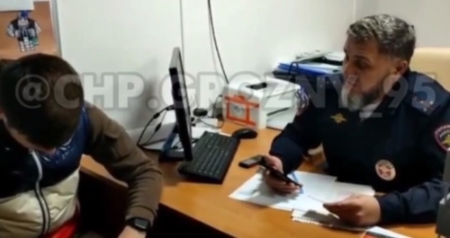 A police officer reprimands the detainee. Screenshot of the video posted on the "ChP/Grozny" Telegram channel https://t.me/chpgrozny95/2334