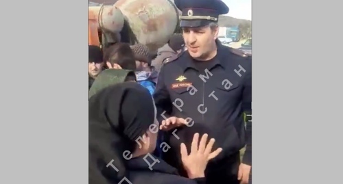 Protesters in Kayakent are arguing with a police officer. Screenshot of a video from the "ChP Dagestan" Telegram channel https://t.me/chp_Dagestan1/1082