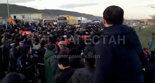 Relatives of 19-year-old Magomed-Ali Sultanov, who was killed in a fight, at a gathering. November 2022. Screenshot of the video posted on the Telegram channel "Tut.dagestan"