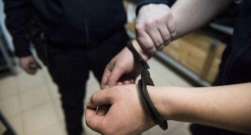 A man in handcuffs. Photo by Yelena Sineok, Yuga.ru